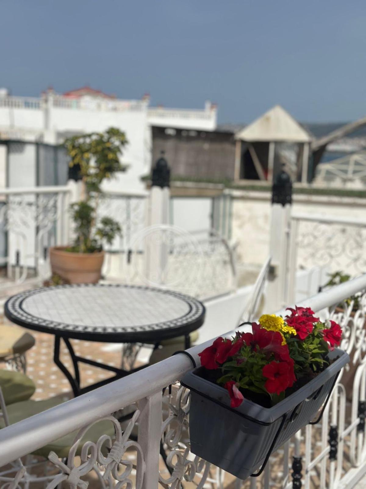 The Riad Hostel Tangier Bagian luar foto